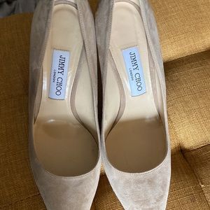 Jimmy Choo mid-heel classic pump in a beige size 39 rarely worn